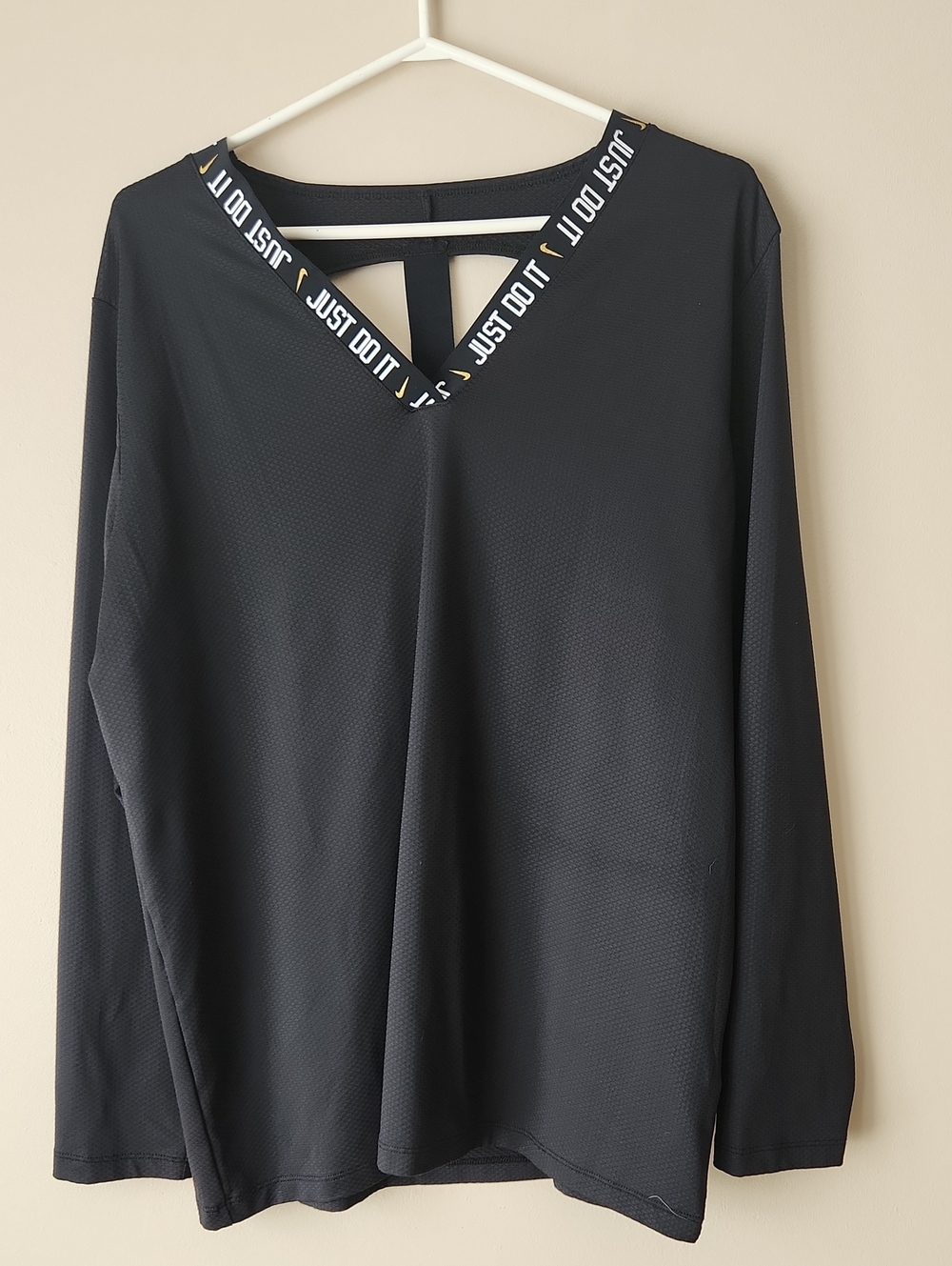Nike Black Long Sleeve V‑Neck DriFit Top 🖤🤍